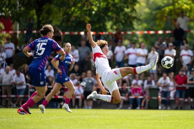 Rosa Rueckert (VfB Stuttgart, 11) in der Luft am Ball, davor Anna Lotte Donner (FSV Mainz 05, 15), GER, VfB Stuttgart vs 1. FSV Mainz 05, Fussball Frauen DFB Pokal, Playoff, Saison 2025 2026, 17.08.2025 GER, VfB Stuttgart vs 1. FSV Mainz 05, Fussball Frauen DFB Pokal, Playoff, Saison 2025 2026, 17.08.2025 Bad Cannstatt Copyright: xEibner-Pressefoto Memmlerx EP_MMR
