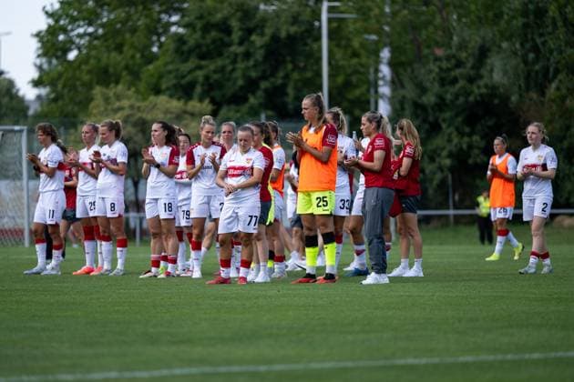 Eve Boettcher (VfB Stuttgart, 25), Leonie Schetter (VfB Stuttgart, 77), Jana Beuschlein (VfB Stuttgart, 20), Jana Spengler (VfB Stuttgart, 18), Maximiliane Rall (VfB Stuttgart, 08), Rosa Rueckert (VfB Stuttgart, 11), Meike Meßmer (VfB Stuttgart, 29) und Team ist enttauescht ueber die Niederlage, GER, VfB Stuttgart vs 1. FSV Mainz 05, Fussball Frauen DFB Pokal, Playoff, Saison 2025 2026, 17.08.2025 GER, VfB Stuttgart vs 1. FSV Mainz 05, Fussball Frauen DFB Pokal, Playoff, Saison 2025 2026, 17.08.2025 Bad Cannstatt Copyright: xEibner-Pressefoto Memmlerx EP_MMR