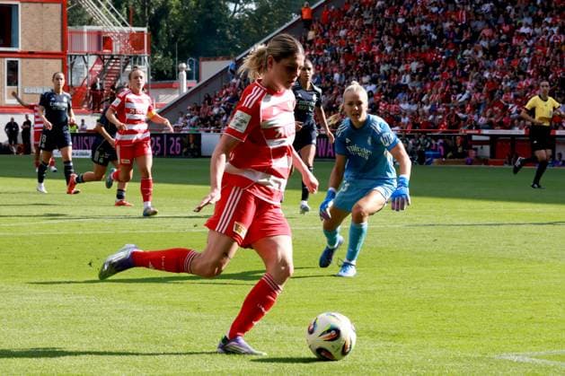 DEU, 2.BL, Frauen, 1.FC Union vs. Real Madrid, 17.08.2025, Stadion Alte Foersterei, Berlin, DEU, 2.BL, Frauen, 1.FC Union vs. Real Madrid, im Bild: Eileen Campbell (1.FC Union Berlin 10), Frohms Merle (Real Madrid 13) DFL - regulations prohibit any use of Photographs as image sequences and or quasi-video