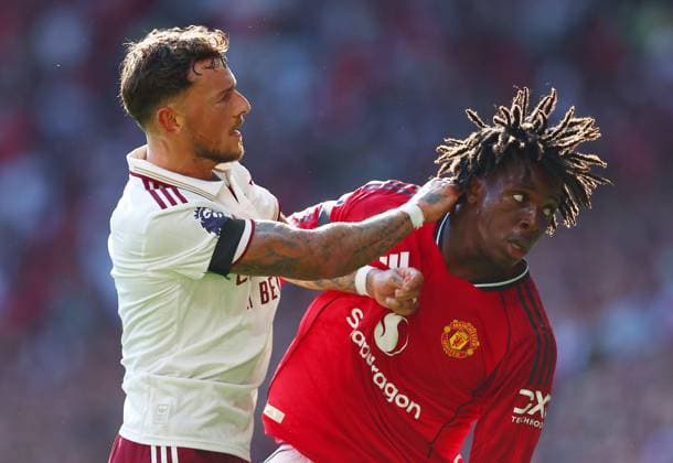 Ben White of Arsenal and Patrick Dorgu of Manchester United, ManU Manchester United v Arsenal, Premier League, Football, Old Trafford, Manchester, UK - 17 Aug 2025Manchester Old Trafford United Kingdom EDITORIAL USE ONLY No use with unauthorised audio, video, data, fixture lists, club league logos or live services. Online in-match use limited to 120 images, no video emulation. No use in betting, games or single club league player publications. Copyright: xMattxWest Shutterstockx 15439710am