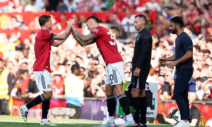 Manchester, England, 17th August 2025. Mason Mount of Manchester United, ManU (l) replaced by Benjamin Sesko of Manchester United (c) watched by Ruben Amorim manager of Manchester United (r) during the Manchester United vs Arsenal Premier League match at Old Trafford, Manchester. Picture credit should read: Andrew Yates Sportimage EDITORIAL USE ONLY. No use with unauthorised audio, video, data, fixture lists, club league logos or live services. Online in-match use limited to 120 images, no video emulation. No use in betting, games or single club league player publications. SPI_052_AY_ManUtd_Arsenal SPI-4072-0066