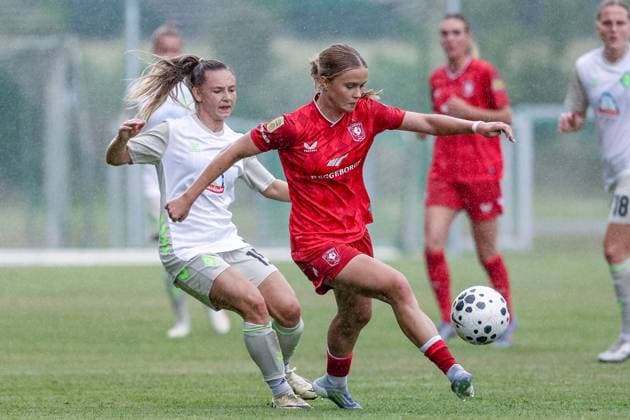 v.li.: Michelle Weiß (SV Werder Bremen, 15) und Sophie Proost (FC Twente Enschede, 20) im Zweikampf, Duell, Dynamik, Aktion, Action, Spielszene, 17.08.2025, Bramsche (Deutschland), Fussball, Testspiel Frauen, SV Werder Bremen - FC Twente Enschede