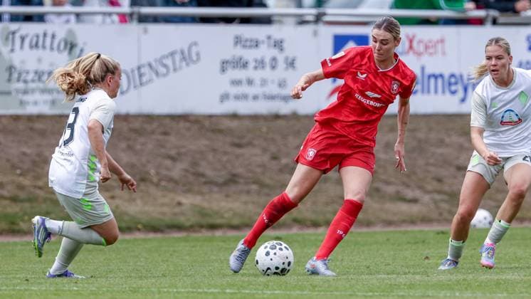 v.li.: Ricarda Walkling (SV Werder Bremen, 13) und Jill Roord (FC Twente Enschede, 10) am Ball, Einzelbild, Ganzkörper, Aktion, Action, Spielszene, 17.08.2025, Bramsche (Deutschland), Fussball, Testspiel Frauen, SV Werder Bremen - FC Twente Enschede