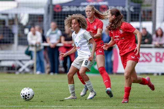 Amira Arfaoui (SV Werder Bremen, 8) am Ball, Einzelbild, Ganzkörper, Aktion, Action, Spielszene, 17.08.2025, Bramsche (Deutschland), Fussball, Testspiel Frauen, SV Werder Bremen - FC Twente Enschede