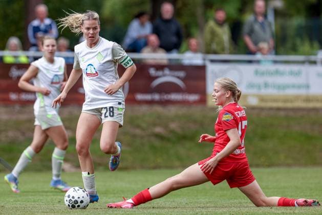 v.li.: Juliane Wirtz (SV Werder Bremen, 28) und Amanda Andradottir (FC Twente Enschede, 17) im Zweikampf, Duell, Dynamik, Aktion, Action, Spielszene, 17.08.2025, Bramsche (Deutschland), Fussball, Testspiel Frauen, SV Werder Bremen - FC Twente Enschede