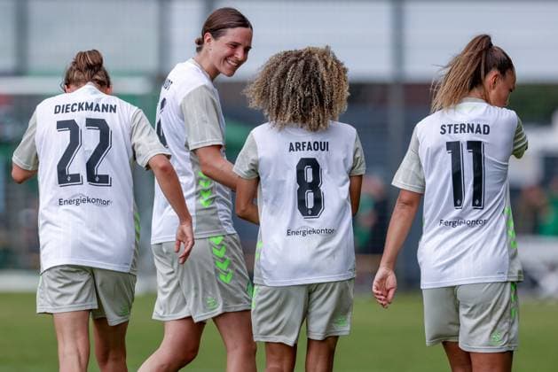 v.li.: Rieke Dieckmann (SV Werder Bremen, 22), Lara Schmidt (SV Werder Bremen, 24), Torschützin Medina Desic (SV Werder Bremen, 9) und Maja Sternad (SV Werder Bremen, 11) mit Torjubel, Jubel, jubeln, jubelt, optimistisch, Spielszene, Highlight, Freude über das Tor zum 3:3, 17.08.2025, Bramsche (Deutschland), Fussball, Testspiel Frauen, SV Werder Bremen - FC Twente Enschede