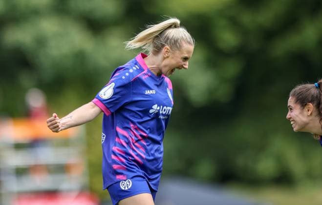 DEU, Stuttgart VfB Stuttgart vs Mainz 05, DFB Pokal Frauen, DFB, Bezirkssportanlage NeckarPark PSV-Stadion, Saison 25 26, Play-offs im Bild: Chiara Bouziane (FSV Mainz 05 10) erzielt das Tor zum 1:0, Mainz 05 gewinnt nach Toren von Chiara Bouziane (FSV Mainz 05 10) und Maja Pageler (FSV Mainz 05 37) 2:0 gegen Stuttgart, Jubel über den Einzug in die DFB Pokal Hauptrunde DFB DFL REGULATIONS PROHIBIT ANY USE OF PHOTOGRAPHS AS IMAGE SEQUENCES AND OR QUASI-VIDEO, 17.08.2025, Copyright: HMBxMedia HendrikxHamelau