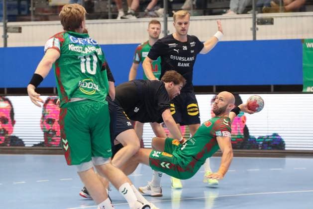 17.08.2025, xgox, Handball - Wartburg Cup SC Magdeburg - Skanderborg Handbold emspor, v.l. Morten Kaalund (Skanderborg, 28), Oscar Bergendahl (Magdeburg, 54) Zweikampf, Duell, Kampf, tackle Eisenach