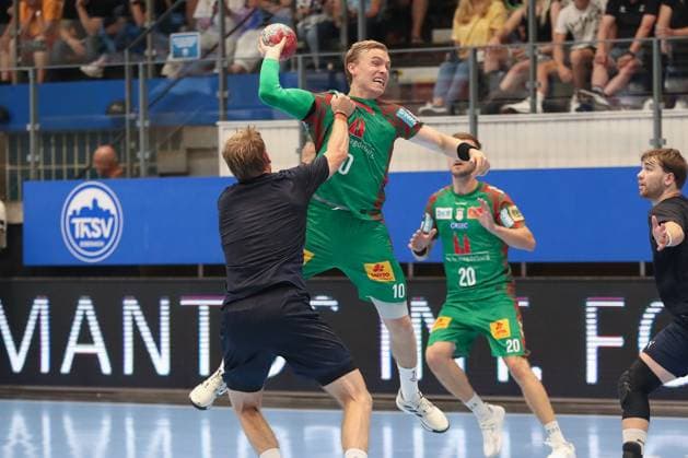 17.08.2025, xgox, Handball - Wartburg Cup SC Magdeburg - Skanderborg Handbold emspor, v.l. Magnus Haubro (Skanderborg, 10) Zweikampf, Duell, Kampf, tackle Eisenach