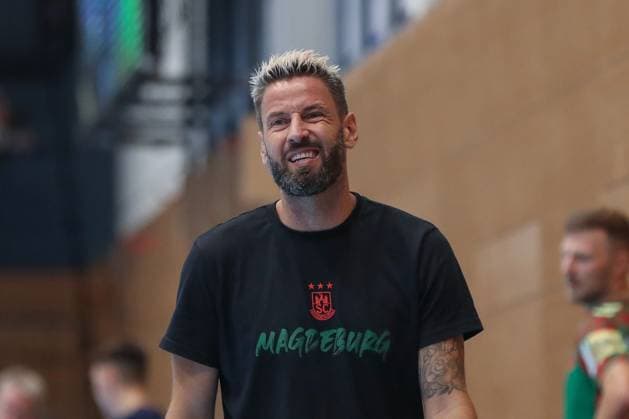 17.08.2025, xgox, Handball - Wartburg Cup SC Magdeburg - Skanderborg Handbold emspor, v.l. Bennet Wiegert (Magdeburg, Trainer) skeptisch Eisenach
