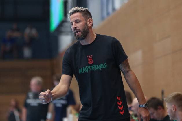 17.08.2025, xgox, Handball - Wartburg Cup SC Magdeburg - Skanderborg Handbold emspor, v.l. Bennet Wiegert (Magdeburg, Trainer) gibt Anweisungen, gestikuliert mit den Armen, gesticulate, gives instructions Eisenach