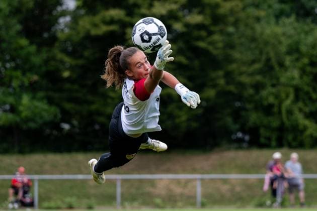 Kiara Beck (VfB Stuttgart, 01) springt zum Ball, GER, VfB Stuttgart vs 1. FSV Mainz 05, Fussball Frauen DFB Pokal, Playoff, Saison 2025 2026, 17.08.2025 GER, VfB Stuttgart vs 1. FSV Mainz 05, Fussball Frauen DFB Pokal, Playoff, Saison 2025 2026, 17.08.2025 Bad Cannstatt Copyright: xEibner-Pressefoto Memmlerx EP_MMR