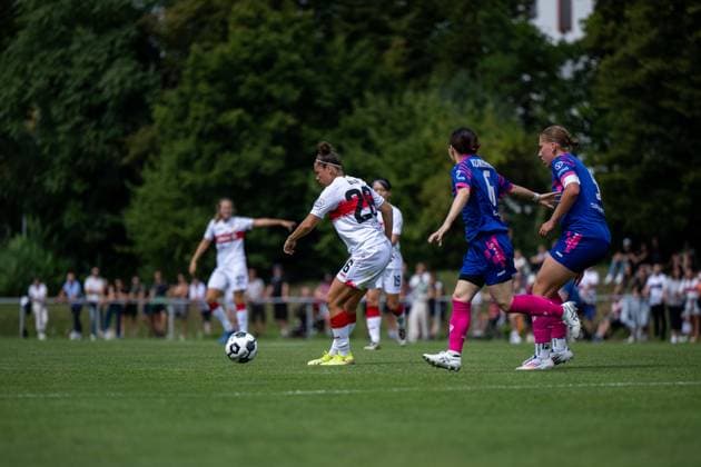 Nicole Billa (VfB Stuttgart, 26) im Zweikampf mit Akari Kurishima (FSV Mainz 05, 06), Johanna Berg (FSV Mainz 05, 09), GER, VfB Stuttgart vs 1. FSV Mainz 05, Fussball Frauen DFB Pokal, Playoff, Saison 2025 2026, 17.08.2025 GER, VfB Stuttgart vs 1. FSV Mainz 05, Fussball Frauen DFB Pokal, Playoff, Saison 2025 2026, 17.08.2025 Bad Cannstatt Copyright: xEibner-Pressefoto Memmlerx EP_MMR