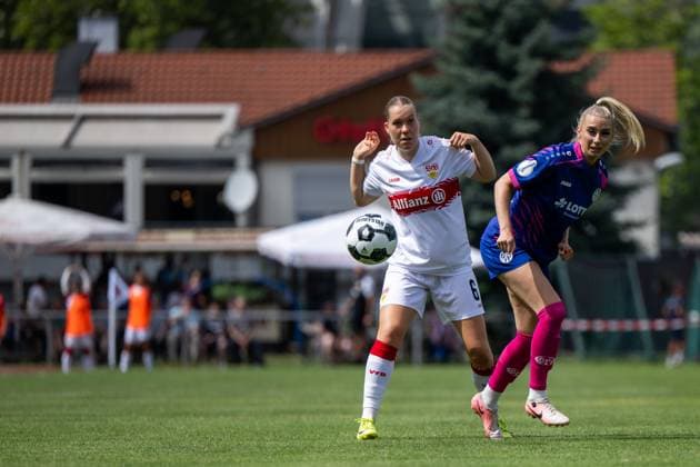 Charlotte Bluemel (VfB Stuttgart, 06) im Zweikampf mit Chiara Bouziane (FSV Mainz 05, 10), GER, VfB Stuttgart vs 1. FSV Mainz 05, Fussball Frauen DFB Pokal, Playoff, Saison 2025 2026, 17.08.2025 GER, VfB Stuttgart vs 1. FSV Mainz 05, Fussball Frauen DFB Pokal, Playoff, Saison 2025 2026, 17.08.2025 Bad Cannstatt Copyright: xEibner-Pressefoto Memmlerx EP_MMR