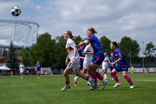 Linette Hofmann (VfB Stuttgart, 02) im Zweikampf mit Johanna Berg (FSV Mainz 05, 09), GER, VfB Stuttgart vs 1. FSV Mainz 05, Fussball Frauen DFB Pokal, Playoff, Saison 2025 2026, 17.08.2025 GER, VfB Stuttgart vs 1. FSV Mainz 05, Fussball Frauen DFB Pokal, Playoff, Saison 2025 2026, 17.08.2025 Bad Cannstatt Copyright: xEibner-Pressefoto Memmlerx EP_MMR