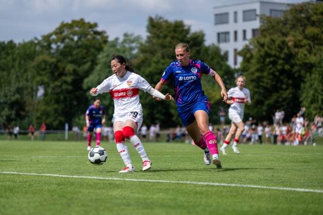 Haruka Osawa (VfB Stuttgart, 79) im Zweikampf mit Johanna Berg (FSV Mainz 05, 09), GER, VfB Stuttgart vs 1. FSV Mainz 05, Fussball Frauen DFB Pokal, Playoff, Saison 2025 2026, 17.08.2025 GER, VfB Stuttgart vs 1. FSV Mainz 05, Fussball Frauen DFB Pokal, Playoff, Saison 2025 2026, 17.08.2025 Bad Cannstatt Copyright: xEibner-Pressefoto Memmlerx EP_MMR