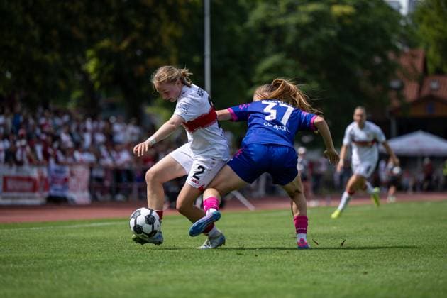 Linette Hofmann (VfB Stuttgart, 02) im Zweikampf mit Maja Pageler (FSV Mainz 05, 37), GER, VfB Stuttgart vs 1. FSV Mainz 05, Fussball Frauen DFB Pokal, Playoff, Saison 2025 2026, 17.08.2025 GER, VfB Stuttgart vs 1. FSV Mainz 05, Fussball Frauen DFB Pokal, Playoff, Saison 2025 2026, 17.08.2025 Bad Cannstatt Copyright: xEibner-Pressefoto Memmlerx EP_MMR