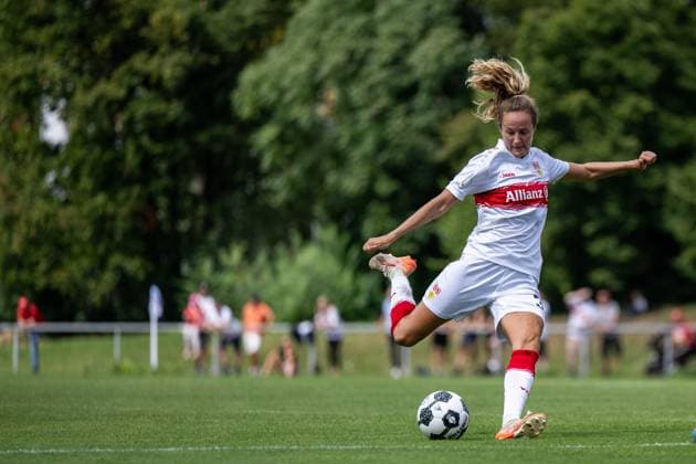 Fabienne Dongus (VfB Stuttgart, 33) am Ball, GER, VfB Stuttgart vs 1. FSV Mainz 05, Fussball Frauen DFB Pokal, Playoff, Saison 2025 2026, 17.08.2025 GER, VfB Stuttgart vs 1. FSV Mainz 05, Fussball Frauen DFB Pokal, Playoff, Saison 2025 2026, 17.08.2025 Bad Cannstatt Copyright: xEibner-Pressefoto Memmlerx EP_MMR