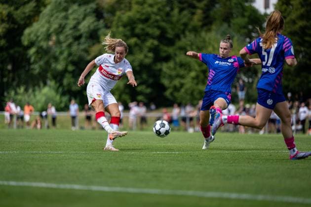 Fabienne Dongus (VfB Stuttgart, 33) am Ball, daneben Maja Pageler (FSV Mainz 05, 37), Nadine Anstatt (FSV Mainz 05, 27), GER, VfB Stuttgart vs 1. FSV Mainz 05, Fussball Frauen DFB Pokal, Playoff, Saison 2025 2026, 17.08.2025 GER, VfB Stuttgart vs 1. FSV Mainz 05, Fussball Frauen DFB Pokal, Playoff, Saison 2025 2026, 17.08.2025 Bad Cannstatt Copyright: xEibner-Pressefoto Memmlerx EP_MMR