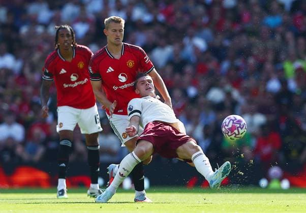 Matthijs de Ligt of Manchester United, ManU and Viktor Gyokeres of Arsenal Manchester United v Arsenal, Premier League, Football, Old Trafford, Manchester, UK - 17 Aug 2025Manchester Old Trafford United Kingdom EDITORIAL USE ONLY No use with unauthorised audio, video, data, fixture lists, club league logos or live services. Online in-match use limited to 120 images, no video emulation. No use in betting, games or single club league player publications. Copyright: xMattxWest Shutterstockx 15439710ca