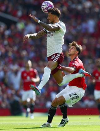 Ben White of Arsenal and Mason Mount of Manchester United, ManU Manchester United v Arsenal, Premier League, Football, Old Trafford, Manchester, UK - 17 Aug 2025Manchester Old Trafford United Kingdom EDITORIAL USE ONLY No use with unauthorised audio, video, data, fixture lists, club league logos or live services. Online in-match use limited to 120 images, no video emulation. No use in betting, games or single club league player publications. Copyright: xMattxWest Shutterstockx 15439710bw