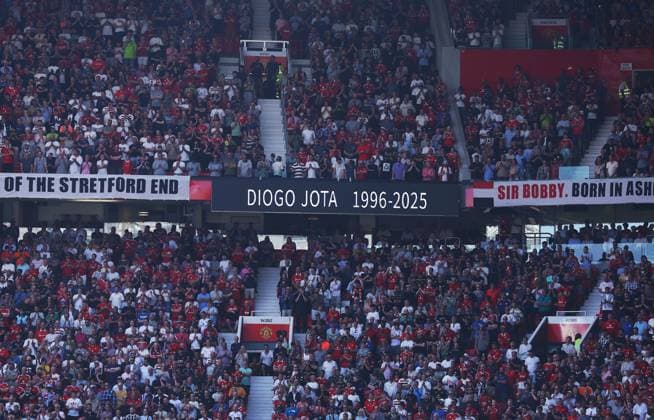 A one minute silence is observed ahead of the match in memory of Diogo Jota Manchester United, ManU v Arsenal, Premier League, Football, Old Trafford, Manchester, UK - 17 Aug 2025Manchester Old Trafford United Kingdom EDITORIAL USE ONLY No use with unauthorised audio, video, data, fixture lists, club league logos or live services. Online in-match use limited to 120 images, no video emulation. No use in betting, games or single club league player publications. Copyright: xMattxWest Shutterstockx 15439710br