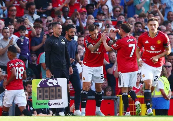 Mason Mount of Manchester United, ManU is replaced by Benjamin Sesko Manchester United v Arsenal, Premier League, Football, Old Trafford, Manchester, UK - 17 Aug 2025Manchester Old Trafford United Kingdom EDITORIAL USE ONLY No use with unauthorised audio, video, data, fixture lists, club league logos or live services. Online in-match use limited to 120 images, no video emulation. No use in betting, games or single club league player publications. Copyright: xMattxWest Shutterstockx 15439710ct