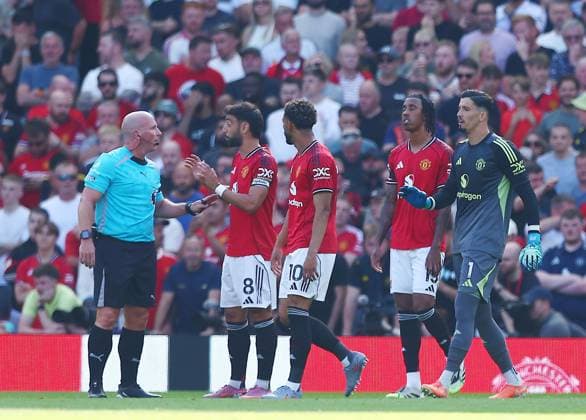 Manchester United, ManU players with referee Simon Hooper after conceding the opening goal 0-1 Manchester United v Arsenal, Premier League, Football, Old Trafford, Manchester, UK - 17 Aug 2025Manchester Old Trafford United Kingdom EDITORIAL USE ONLY No use with unauthorised audio, video, data, fixture lists, club league logos or live services. Online in-match use limited to 120 images, no video emulation. No use in betting, games or single club league player publications. Copyright: xMattxWest Shutterstockx 15439710cg