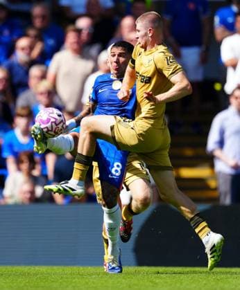 Enzo Fernandez of Chelsea battles with Adam Wharton of Crystal Palace Chelsea v Crystal Palace, Premier League, Football, Stamford Bridge, London, UK - 17 Aug 2025London Stamford Bridge United Kingdom EDITORIAL USE ONLY No use with unauthorised audio, video, data, fixture lists, club league logos or live services. Online in-match use limited to 120 images, no video emulation. No use in betting, games or single club league player publications. Copyright: xJavierxGarcia Shutterstockx 15439698cr