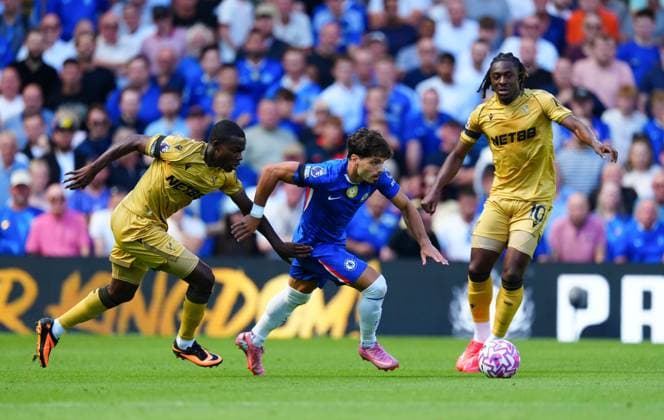 Pedro Neto of Chelsea in between Tyrick Mitchell and Eberechi Eze of Crystal Palace Chelsea v Crystal Palace, Premier League, Football, Stamford Bridge, London, UK - 17 Aug 2025London Stamford Bridge United Kingdom EDITORIAL USE ONLY No use with unauthorised audio, video, data, fixture lists, club league logos or live services. Online in-match use limited to 120 images, no video emulation. No use in betting, games or single club league player publications. Copyright: xJavierxGarcia Shutterstockx 15439698eo
