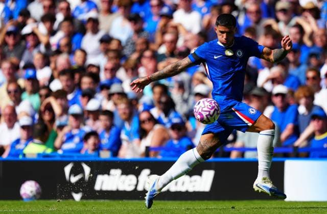 Enzo Fernandez of Chelsea Chelsea v Crystal Palace, Premier League, Football, Stamford Bridge, London, UK - 17 Aug 2025London Stamford Bridge United Kingdom EDITORIAL USE ONLY No use with unauthorised audio, video, data, fixture lists, club league logos or live services. Online in-match use limited to 120 images, no video emulation. No use in betting, games or single club league player publications. Copyright: xJavierxGarcia Shutterstockx 15439698jb