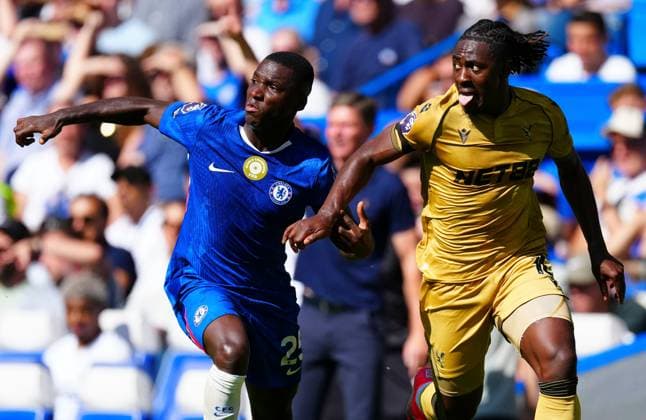 Eberechi Eze of Crystal Palace battles with Moisàs Caicedo of Chelsea Chelsea v Crystal Palace, Premier League, Football, Stamford Bridge, London, UK - 17 Aug 2025London Stamford Bridge United Kingdom EDITORIAL USE ONLY No use with unauthorised audio, video, data, fixture lists, club league logos or live services. Online in-match use limited to 120 images, no video emulation. No use in betting, games or single club league player publications. Copyright: xJavierxGarcia Shutterstockx 15439698kb