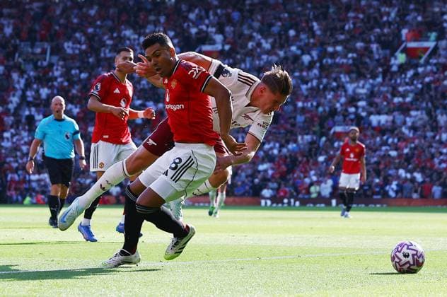 Viktor Gyokeres of Arsenal and Casemiro of Manchester United, ManU Manchester United v Arsenal, Premier League, Football, Old Trafford, Manchester, UK - 17 Aug 2025Manchester Old Trafford United Kingdom EDITORIAL USE ONLY No use with unauthorised audio, video, data, fixture lists, club league logos or live services. Online in-match use limited to 120 images, no video emulation. No use in betting, games or single club league player publications. Copyright: xMattxWest Shutterstockx 15439710dh