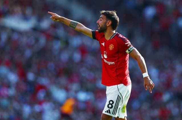 Bruno Fernandes of Manchester United, ManU Manchester United v Arsenal, Premier League, Football, Old Trafford, Manchester, UK - 17 Aug 2025Manchester Old Trafford United Kingdom EDITORIAL USE ONLY No use with unauthorised audio, video, data, fixture lists, club league logos or live services. Online in-match use limited to 120 images, no video emulation. No use in betting, games or single club league player publications. Copyright: xMattxWest Shutterstockx 15439710eo