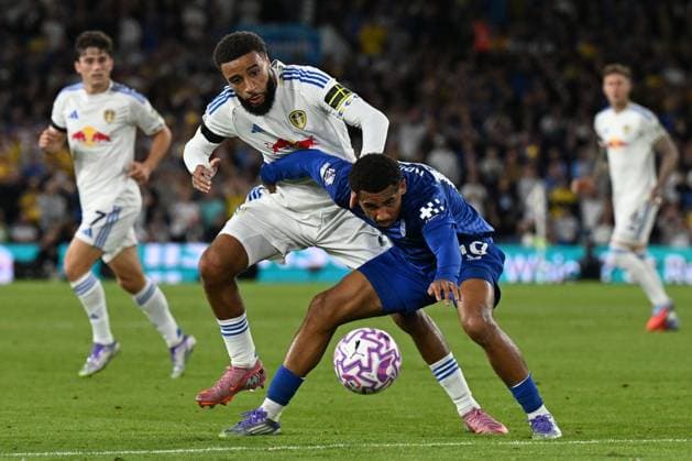 Jayden Bogle of Leeds United and Iliman Ndiaye of Everton Leeds United v Everton, Premier League, Football, Elland Road, Leeds, UK - 18 Aug 2025Leeds Elland Road United Kingdom EDITORIAL USE ONLY No use with unauthorised audio, video, data, fixture lists, club league logos or live services. Online in-match use limited to 120 images, no video emulation. No use in betting, games or single club league player publications. Copyright: xAnnaxGowthorpe Shutterstockx 15446420ai