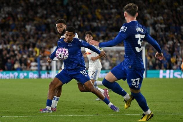 Jayden Bogle of Leeds United and Iliman Ndiaye of Everton Leeds United v Everton, Premier League, Football, Elland Road, Leeds, UK - 18 Aug 2025Leeds Elland Road United Kingdom EDITORIAL USE ONLY No use with unauthorised audio, video, data, fixture lists, club league logos or live services. Online in-match use limited to 120 images, no video emulation. No use in betting, games or single club league player publications. Copyright: xAnnaxGowthorpe Shutterstockx 15446420ak
