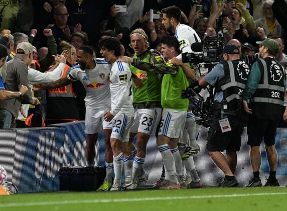 Lukas Nmecha of Leeds United scores to make it 1-0 and celebrates Leeds United v Everton, Premier League, Football, Elland Road, Leeds, UK - 18 Aug 2025Leeds Elland Road United Kingdom EDITORIAL USE ONLY No use with unauthorised audio, video, data, fixture lists, club league logos or live services. Online in-match use limited to 120 images, no video emulation. No use in betting, games or single club league player publications. Copyright: xAnnaxGowthorpe Shutterstockx 15446420bm