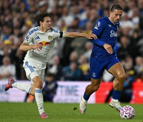Brenden Aaronson of Leeds United and Jack Grealish of Everton Leeds United v Everton, Premier League, Football, Elland Road, Leeds, UK - 18 Aug 2025Leeds Elland Road United Kingdom EDITORIAL USE ONLY No use with unauthorised audio, video, data, fixture lists, club league logos or live services. Online in-match use limited to 120 images, no video emulation. No use in betting, games or single club league player publications. Copyright: xAnnaxGowthorpe Shutterstockx 15446420bq