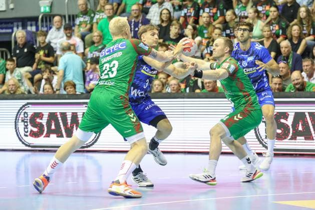 20.08.2025, xgox, Handball - Hummel Cup SC Magdeburg - TVB Stuttgart emspor, v.l. Magnus Saugstrup (Magdeburg, 23), Max Haefner (Häfner, Stuttgart, 3), Omar Ingi Magnusson (Magdeburg, 14) Zweikampf, Duell, Kampf, tackle Magdeburg