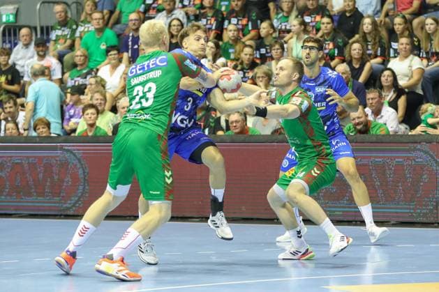 20.08.2025, xgox, Handball - Hummel Cup SC Magdeburg - TVB Stuttgart emspor, v.l. Magnus Saugstrup (Magdeburg, 23), Max Haefner (Häfner, Stuttgart, 3), Omar Ingi Magnusson (Magdeburg, 14) Zweikampf, Duell, Kampf, tackle Magdeburg
