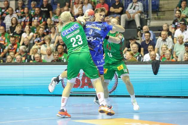 20.08.2025, xgox, Handball - Hummel Cup SC Magdeburg - TVB Stuttgart emspor, v.l. Magnus Saugstrup (Magdeburg, 23), Max Haefner (Häfner, Stuttgart, 3), Omar Ingi Magnusson (Magdeburg, 14) Zweikampf, Duell, Kampf, tackle Magdeburg
