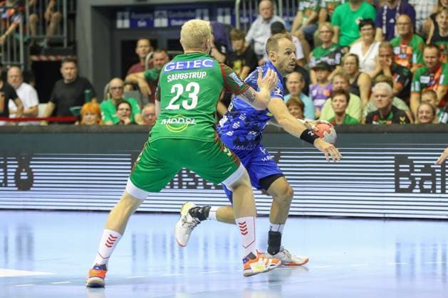 20.08.2025, xgox, Handball - Hummel Cup SC Magdeburg - TVB Stuttgart emspor, v.l. Magnus Saugstrup (Magdeburg, 23), Kai Haefner (Häfner, Stuttgart, 34) Zweikampf, Duell, Kampf, tackle Magdeburg