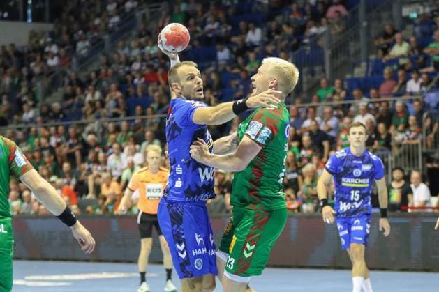 20.08.2025, xgox, Handball - Hummel Cup SC Magdeburg - TVB Stuttgart emspor, v.l. Magnus Saugstrup (Magdeburg, 23), Kai Haefner (Häfner, Stuttgart, 34) Zweikampf, Duell, Kampf, tackle Magdeburg