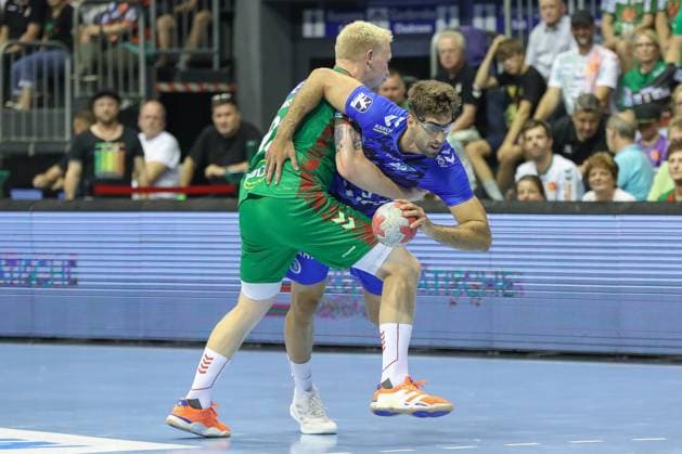 20.08.2025, xgox, Handball - Hummel Cup SC Magdeburg - TVB Stuttgart emspor, v.l. Magnus Saugstrup (Magdeburg, 23), Kai Haefner (Häfner, Stuttgart, 34) zweikampf, Duell, Kampf, tackle Magdeburg