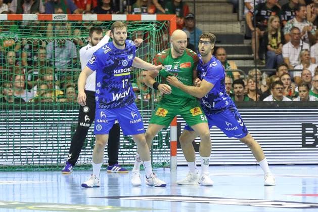 20.08.2025, xgox, Handball - Hummel Cup SC Magdeburg - TVB Stuttgart emspor, v.l. Samuel Roethlisberger (Röthlisberger, Stuttgart, 17), Oscar Bergendahl (Magdeburg, 54), Antonio Seradilla (Stuttgart, 5) Zweikampf, Duell, Kampf, tackle Magdeburg
