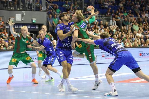 20.082025, xtgx, Handball, Hummel Cup, SC Magdeburg - TVB Stuttgart v.l. Antonio Seradilla (Stuttgart, 5), Gisli Thorgeir Kristjansson (Magdeburg, 10) Zweikampf, Duell, Kampf, tackle Magdeburg