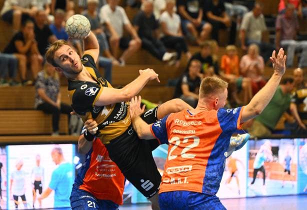 am Ball: Anton Preußner (Dresden) gegen Jiri Dokoupil (Plzen), HC Elbflorenz Dresden gegen Talent Plzen (Pilsen, CZE), Testspiel, Freundschaftsspiel, Vorbereitungsspiel, Handball, 2. Liga der Männer, 2. Bundesliga, Saison 2025 2026, Dresden, BallsportARENA Dresden, 20.08.2025,