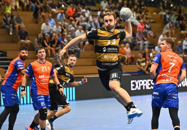 am Ball: Anton Preußner (Dresden), rechts: Leonard Kaplan (Plzen), HC Elbflorenz Dresden gegen Talent Plzen (Pilsen, CZE), Testspiel, Freundschaftsspiel, Vorbereitungsspiel, Handball, 2. Liga der Männer, 2. Bundesliga, Saison 2025 2026, Dresden, BallsportARENA Dresden, 20.08.2025,