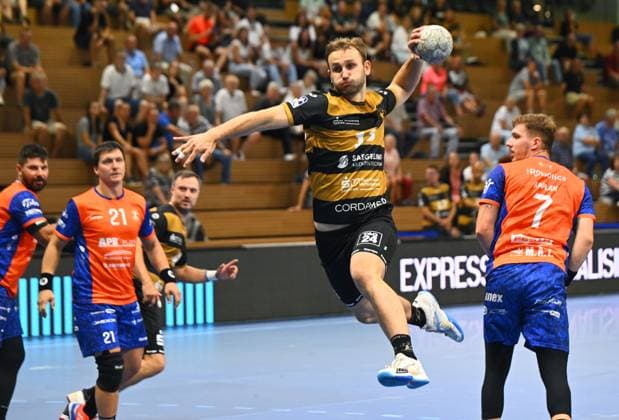 am Ball: Anton Preußner (Dresden), rechts: Leonard Kaplan (Plzen), HC Elbflorenz Dresden gegen Talent Plzen (Pilsen, CZE), Testspiel, Freundschaftsspiel, Vorbereitungsspiel, Handball, 2. Liga der Männer, 2. Bundesliga, Saison 2025 2026, Dresden, BallsportARENA Dresden, 20.08.2025,