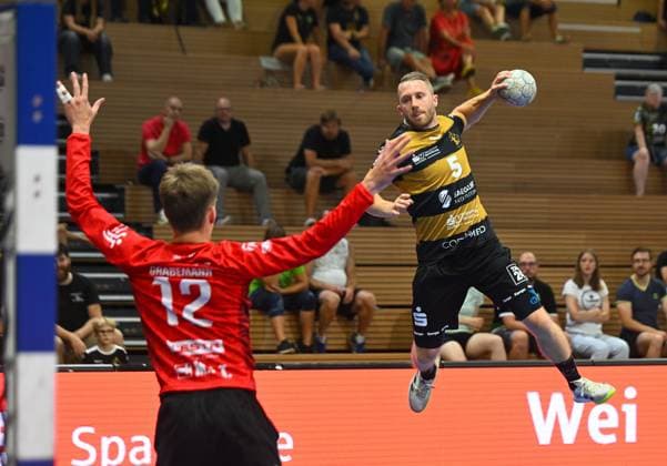 am Ball: Lukas Wucherpfennig (Dresden) gegen Torwart Daniel Grabemann (Plzen), HC Elbflorenz Dresden gegen Talent Plzen (Pilsen, CZE), Testspiel, Freundschaftsspiel, Vorbereitungsspiel, Handball, 2. Liga der Männer, 2. Bundesliga, Saison 2025 2026, Dresden, BallsportARENA Dresden, 20.08.2025,